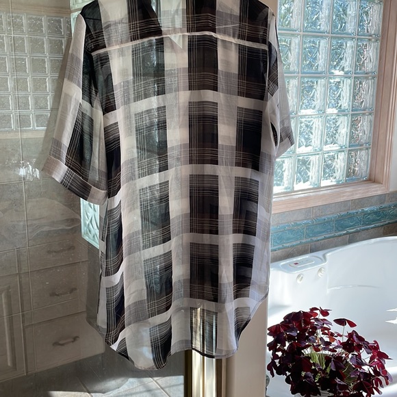 Smart Set blouse with cuffed sleeves; high-lo ; collared: 7 buttons; checkered - Picture 5 of 5